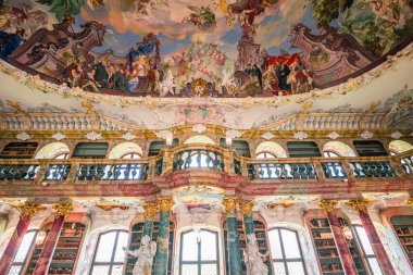 WIBLINGEN, BAVARIA, GERMANY, HAZİRAN 08, 2022: 18. yüzyıl mimarları Christian ve Johann Wiedemann tarafından Wiblingen Manastırı yakınlarındaki kütüphanenin rokoko ve barok süslemeleri