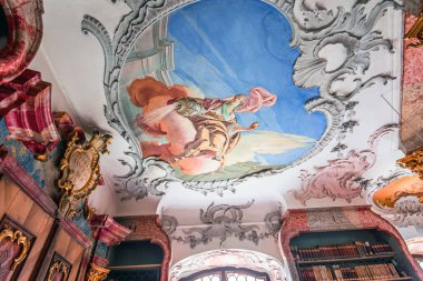 WIBLINGEN, BAVARIA, GERMANY, HAZİRAN 08, 2022: 18. yüzyıl mimarları Christian ve Johann Wiedemann tarafından Wiblingen Manastırı yakınlarındaki kütüphanenin rokoko ve barok süslemeleri