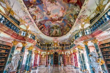 WIBLINGEN, BAVARIA, GERMANY, HAZİRAN 08, 2022: 18. yüzyıl mimarları Christian ve Johann Wiedemann tarafından Wiblingen Manastırı yakınlarındaki kütüphanenin rokoko ve barok süslemeleri