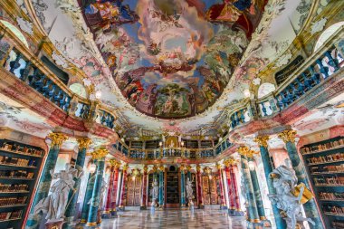 WIBLINGEN, BAVARIA, GERMANY, HAZİRAN 08, 2022: 18. yüzyıl mimarları Christian ve Johann Wiedemann tarafından Wiblingen Manastırı yakınlarındaki kütüphanenin rokoko ve barok süslemeleri