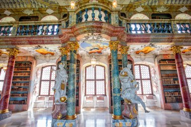 WIBLINGEN, BAVARIA, GERMANY, HAZİRAN 08, 2022: 18. yüzyıl mimarları Christian ve Johann Wiedemann tarafından Wiblingen Manastırı yakınlarındaki kütüphanenin rokoko ve barok süslemeleri