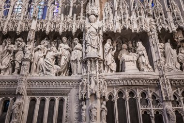 CHARTRES, FRANCE, 27 Mart 2022: Chartres Leydisinin Katedrali 'nin iç mimari ve mimari dekorları 