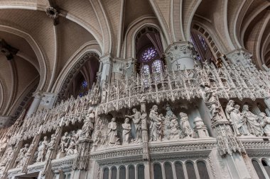 CHARTRES, FRANCE, 27 Mart 2022: Chartres Leydisinin Katedrali 'nin iç mimari ve mimari dekorları 