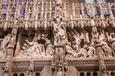 CHARTRES, FRANCE, 27 Mart 2022: Chartres Leydisinin Katedrali 'nin iç mimari ve mimari dekorları 