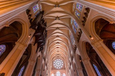CHARTRES, FRANCE, 27 Mart 2022: Chartres Leydisinin Katedrali 'nin iç mimari ve mimari dekorları 