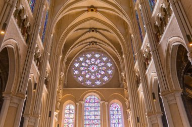 CHARTRES, FRANCE, 27 Mart 2022: Chartres Leydisinin Katedrali 'nin iç mimari ve mimari dekorları 