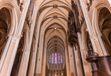 CHARTRES, FRANCE, 27 Mart 2022: Chartres Leydisinin Katedrali 'nin iç mimari ve mimari dekorları 