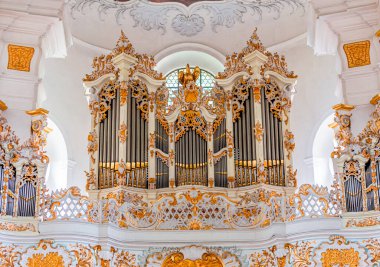 STEINGADEN, BAVARIA, GERMANY, HAZİRAN 02, 2022: Wieskirche kilisesinin tavan freskleri, J. kardeşler tarafından 1740 'ların sonlarında tasarlandı. B. ve Dominikus Zimmermann.