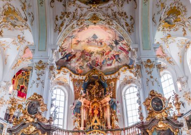 ANDECHS, BAVARIA, GERMANY, HAZİRAN 03 Haziran 2022: Andech manastırı kilisesinin iç mimarisi, freskleri ve mimari süslemeleri, heykeltraş Johann Baptist Straub ve ressam Johann Baptist Zimmermann tarafından 18. yüzyıl,