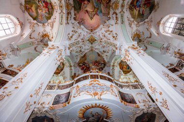 ANDECHS, BAVARIA, GERMANY, HAZİRAN 03 Haziran 2022: Andech manastırı kilisesinin iç mimarisi, freskleri ve mimari süslemeleri, heykeltraş Johann Baptist Straub ve ressam Johann Baptist Zimmermann tarafından 18. yüzyıl,