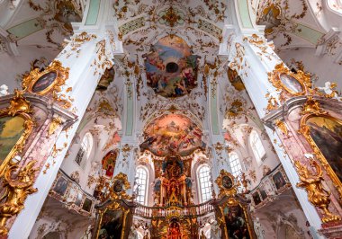 ANDECHS, BAVARIA, GERMANY, HAZİRAN 03 Haziran 2022: Andech manastırı kilisesinin iç mimarisi, freskleri ve mimari süslemeleri, heykeltraş Johann Baptist Straub ve ressam Johann Baptist Zimmermann tarafından 18. yüzyıl,