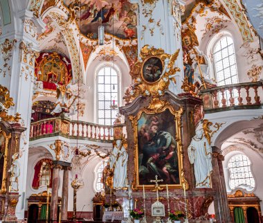 ANDECHS, BAVARIA, GERMANY, HAZİRAN 03 Haziran 2022: Andech manastırı kilisesinin iç mimarisi, freskleri ve mimari süslemeleri, heykeltraş Johann Baptist Straub ve ressam Johann Baptist Zimmermann tarafından 18. yüzyıl,