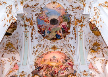 ANDECHS, BAVARIA, GERMANY, HAZİRAN 03 Haziran 2022: Andech manastırı kilisesinin iç mimarisi, freskleri ve mimari süslemeleri, heykeltraş Johann Baptist Straub ve ressam Johann Baptist Zimmermann tarafından 18. yüzyıl,