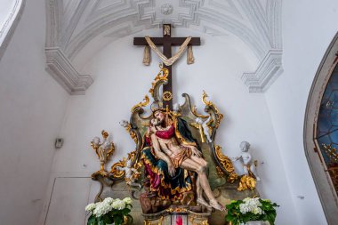 ANDECHS, BAVARIA, GERMANY, HAZİRAN 03 Haziran 2022: Andech manastırı kilisesinin iç mimarisi, freskleri ve mimari süslemeleri, heykeltraş Johann Baptist Straub ve ressam Johann Baptist Zimmermann tarafından 18. yüzyıl,