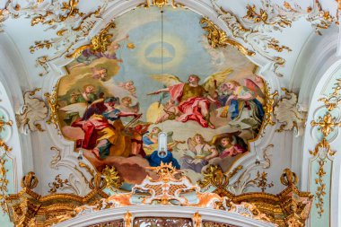 ANDECHS, BAVARIA, GERMANY, HAZİRAN 03 Haziran 2022: Andech manastırı kilisesinin iç mimarisi, freskleri ve mimari süslemeleri, heykeltraş Johann Baptist Straub ve ressam Johann Baptist Zimmermann tarafından 18. yüzyıl,