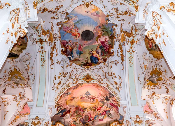 ANDECHS, BAVARIA, GERMANY, HAZİRAN 03 Haziran 2022: Andech manastırı kilisesinin iç mimarisi, freskleri ve mimari süslemeleri, heykeltraş Johann Baptist Straub ve ressam Johann Baptist Zimmermann tarafından 18. yüzyıl,