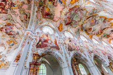 ROTTENBUCH, BAVARIA, GERMANY, HAZİRAN 01 Haziran 2022: 18. yüzyıl ressamı Matthaus Gunther ve sıva ressamı Josef Schgurer tarafından, Rottenbuch Abbey Bazilikasının iç mimari dekorları