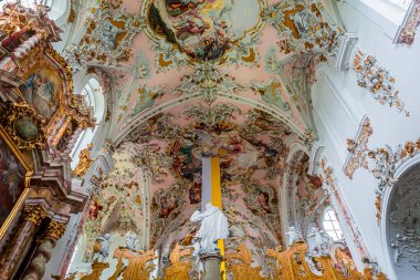 ROTTENBUCH, BAVARIA, GERMANY, HAZİRAN 01 Haziran 2022: 18. yüzyıl ressamı Matthaus Gunther ve sıva ressamı Josef Schgurer tarafından, Rottenbuch Abbey Bazilikasının iç mimari dekorları