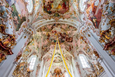 ROTTENBUCH, BAVARIA, GERMANY, HAZİRAN 01 Haziran 2022: 18. yüzyıl ressamı Matthaus Gunther ve sıva ressamı Josef Schgurer tarafından, Rottenbuch Abbey Bazilikasının iç mimari dekorları