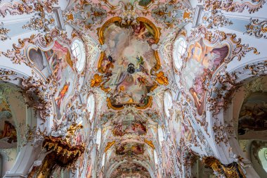 ROTTENBUCH, BAVARIA, GERMANY, HAZİRAN 01 Haziran 2022: 18. yüzyıl ressamı Matthaus Gunther ve sıva ressamı Josef Schgurer tarafından, Rottenbuch Abbey Bazilikasının iç mimari dekorları