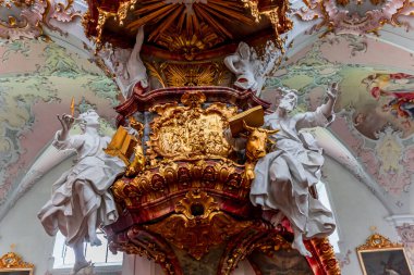 ROTTENBUCH, BAVARIA, GERMANY, HAZİRAN 01 Haziran 2022: 18. yüzyıl ressamı Matthaus Gunther ve sıva ressamı Josef Schgurer tarafından, Rottenbuch Abbey Bazilikasının iç mimari dekorları