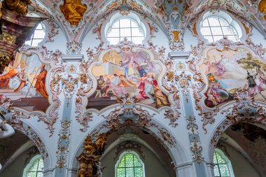 ROTTENBUCH, BAVARIA, GERMANY, HAZİRAN 01 Haziran 2022: 18. yüzyıl ressamı Matthaus Gunther ve sıva ressamı Josef Schgurer tarafından, Rottenbuch Abbey Bazilikasının iç mimari dekorları