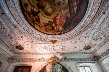 SALEM, BAVARIA, GERMANY, HAZİRAN 07 Haziran 2022: Konstanz Gölü yakınlarındaki Salem Abbey kilisesinde 18. yüzyılda çeşitli isimsiz sanatçılar tarafından mimari süslemeler