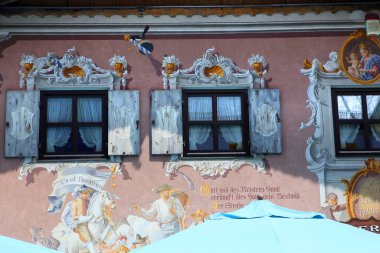 Oberramergau, bavyera, Almanya, 01 Haziran, 2022, Oberammergau köyü, Bavyera, Almanya 'daki evlerin cephelerindeki duvar resimleri