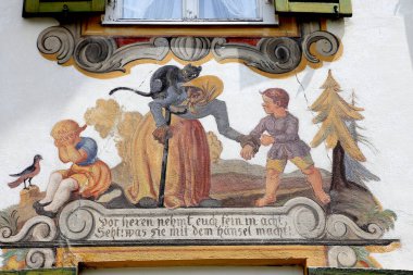 Oberramergau, bavyera, Almanya, 01 Haziran, 2022, Oberammergau köyü, Bavyera, Almanya 'daki evlerin cephelerindeki duvar resimleri