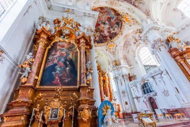 DiESSEN, BAVARIA, GERMANY, HAZİRAN 03 Haziran 2022: Diessen Marienmunster Kilisesi 'ndeki Rococo ve barok dekorları, Ammersee Gölü' ndeki çeşitli isimsiz sanatçılar tarafından, 18. yüzyıl.