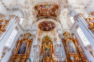 DiESSEN, BAVARIA, GERMANY, HAZİRAN 03 Haziran 2022: Diessen Marienmunster Kilisesi 'ndeki Rococo ve barok dekorları, Ammersee Gölü' ndeki çeşitli isimsiz sanatçılar tarafından, 18. yüzyıl.