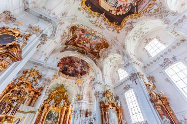 DiESSEN, BAVARIA, GERMANY, HAZİRAN 03 Haziran 2022: Diessen Marienmunster Kilisesi 'ndeki Rococo ve barok dekorları, Ammersee Gölü' ndeki çeşitli isimsiz sanatçılar tarafından, 18. yüzyıl.