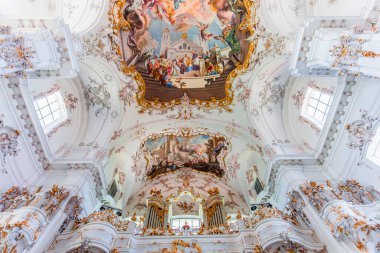 DiESSEN, BAVARIA, GERMANY, HAZİRAN 03 Haziran 2022: Diessen Marienmunster Kilisesi 'ndeki Rococo ve barok dekorları, Ammersee Gölü' ndeki çeşitli isimsiz sanatçılar tarafından, 18. yüzyıl.