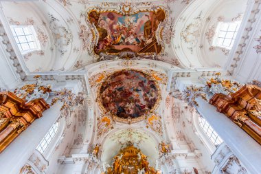 DiESSEN, BAVARIA, GERMANY, HAZİRAN 03 Haziran 2022: Diessen Marienmunster Kilisesi 'ndeki Rococo ve barok dekorları, Ammersee Gölü' ndeki çeşitli isimsiz sanatçılar tarafından, 18. yüzyıl.