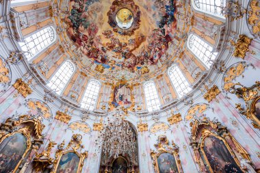 ETTAL, BAVARIA, GERMANY, 31 Mayıs 2022: Ettal Abbey 'deki Rococo ve barok dekorasyonları, sıva ustası Josef Schmutzer ve Johann Baptist Straub, 18. yüzyıl
