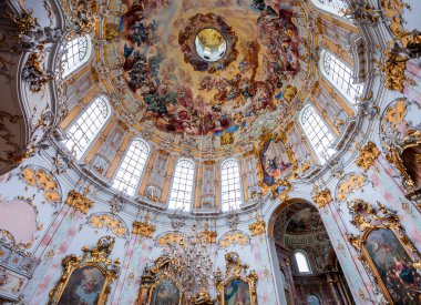 ETTAL, BAVARIA, GERMANY, 31 Mayıs 2022: Ettal Abbey 'deki Rococo ve barok dekorasyonları, sıva ustası Josef Schmutzer ve Johann Baptist Straub, 18. yüzyıl