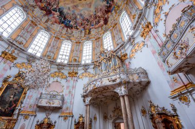 ETTAL, BAVARIA, GERMANY, 31 Mayıs 2022: Ettal Abbey 'deki Rococo ve barok dekorasyonları, sıva ustası Josef Schmutzer ve Johann Baptist Straub, 18. yüzyıl