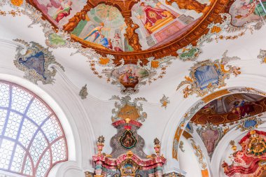 FUSSEN, BAVARIA, GERMANY, 31 Mayıs 2022: Rococo ve barok dekorları Fussen kutsal ruhuyla, Konstanz Gölü üzerinde, çeşitli anonim sanatçılar tarafından, 18. yüzyıl