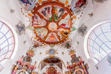 FUSSEN, BAVARIA, GERMANY, 31 Mayıs 2022: Rococo ve barok dekorları Fussen kutsal ruhuyla, Konstanz Gölü üzerinde, çeşitli anonim sanatçılar tarafından, 18. yüzyıl