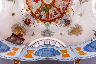 FUSSEN, BAVARIA, GERMANY, 31 Mayıs 2022: Rococo ve barok dekorları Fussen kutsal ruhuyla, Konstanz Gölü üzerinde, çeşitli anonim sanatçılar tarafından, 18. yüzyıl