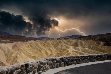 Zabriskie noktası, gökyüzü ve bulutlar, ölüm vadisi, California, ABD
