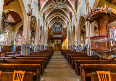 LE CROTOY, SOMME, FRANCE, 11 Mart 2022: Saint Peter Kilisesi 'nin içi ve dekorları