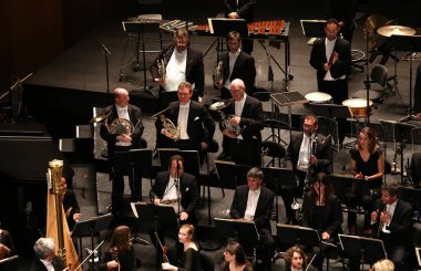 PARIS, FRANCE - 10 Mayıs 2015: Anna Netrebko konser sırasında Paris, Fransa, Fransa 'da 10 Mayıs 2015' te Paris des Champ 'te orkestra konseri