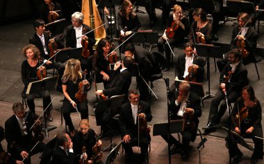 PARIS, FRANCE - 10 Mayıs 2015: Anna Netrebko konser sırasında Paris, Fransa, Fransa 'da 10 Mayıs 2015' te Paris des Champ 'te orkestra konseri