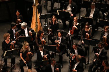 PARIS, FRANCE - 10 Mayıs 2015: Anna Netrebko konser sırasında Paris, Fransa, Fransa 'da 10 Mayıs 2015' te Paris des Champ 'te orkestra konseri