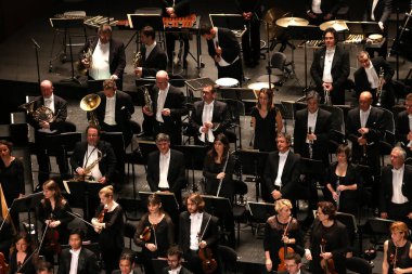 PARIS, FRANCE - 10 Mayıs 2015: Anna Netrebko konser sırasında Paris, Fransa, Fransa 'da 10 Mayıs 2015' te Paris des Champ 'te orkestra konseri