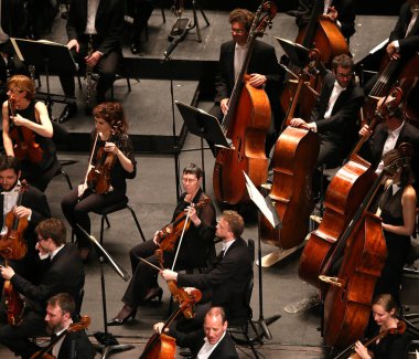 PARIS, FRANCE - 10 Mayıs 2015: Anna Netrebko konser sırasında Paris, Fransa, Fransa 'da 10 Mayıs 2015' te Paris des Champ 'te orkestra konseri