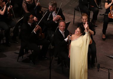 PARIS, FRANCE - 10 Mayıs 2015: Anna Netrebko Paris, Fransa, 10 Mayıs 2015 'te Paris des Champ Elysees tiyatrosunda konser verdi