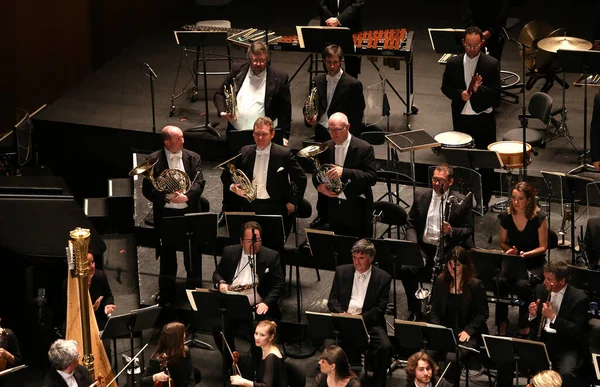 PARIS, FRANCE - 10 Mayıs 2015: Anna Netrebko konser sırasında Paris, Fransa, Fransa 'da 10 Mayıs 2015' te Paris des Champ 'te orkestra konseri