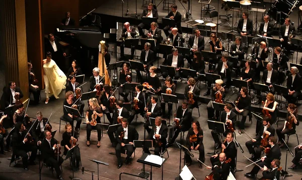 PARIS, FRANCE - 10 Mayıs 2015: Anna Netrebko Paris, Fransa, 10 Mayıs 2015 'te Paris des Champ Elysees tiyatrosunda konser verdi